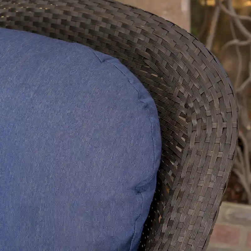 Outdoor swivel club chair